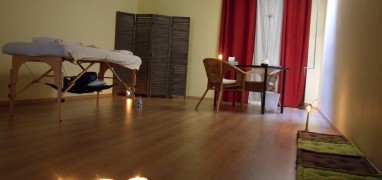 Local énergétique avec coussins de méditation, table de Reiki ou de massage du Centre de Soins et de Thérapies alternatives Anama à Lausanne
