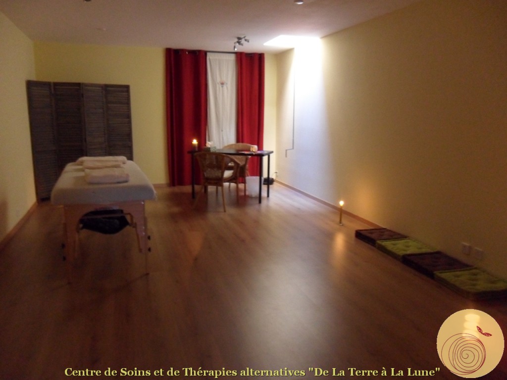 Local énergétique avec coussins de méditation, table de Reiki ou de massage du Centre de Soins et de Thérapies alternatives Anama à Lausanne