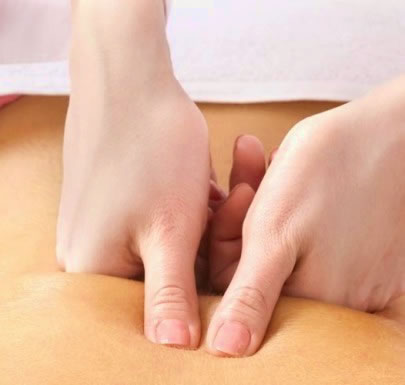 Massage Shiatsu à Lausanne par pressions des pouces sur le dos